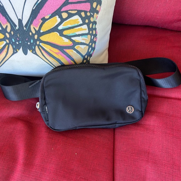 Lululemon fanny pack “Everywhere Belt Bag” - Black, S, but adjustable waistband! - Picture 1 of 6